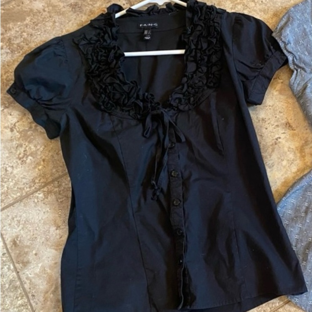 Juniors black top size large but fits like medium